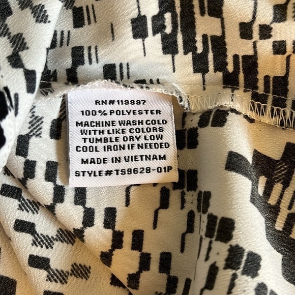 Collective Concepts sleeveless white and black patterned top. Size XSP - Picture 9 of 9